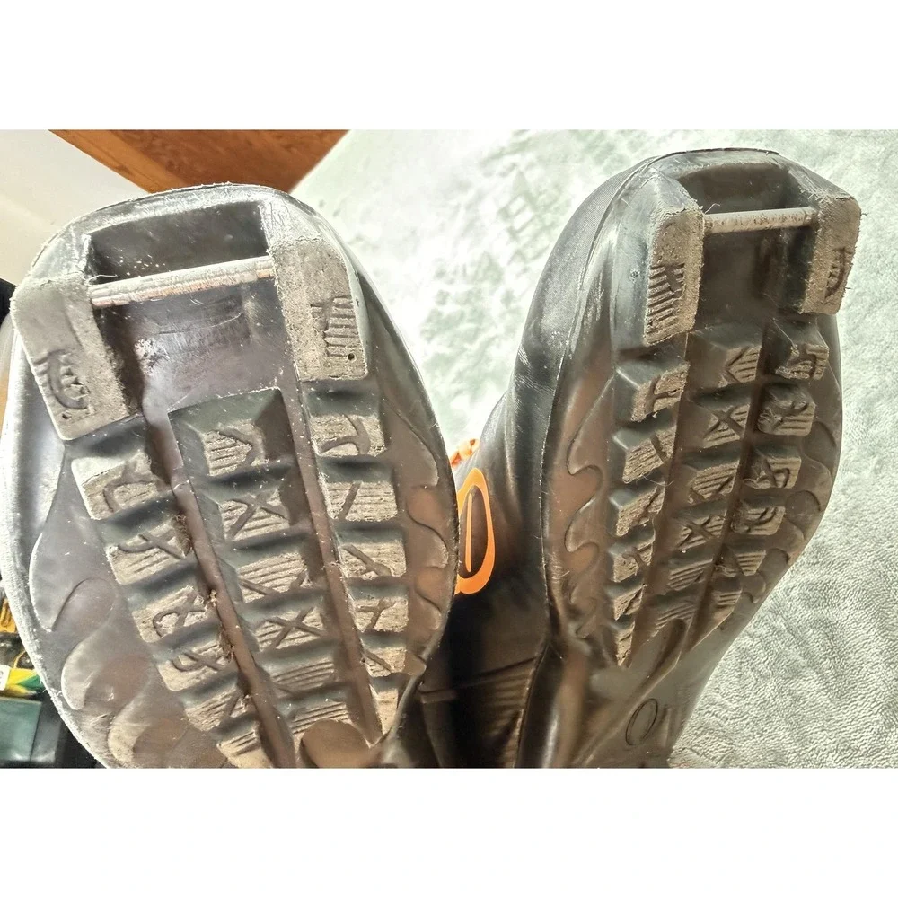 Yoko YXC 1.0 Cross Country Ski Boots Mens EU 43 (28.5 Mondo) Black Orange Gloves